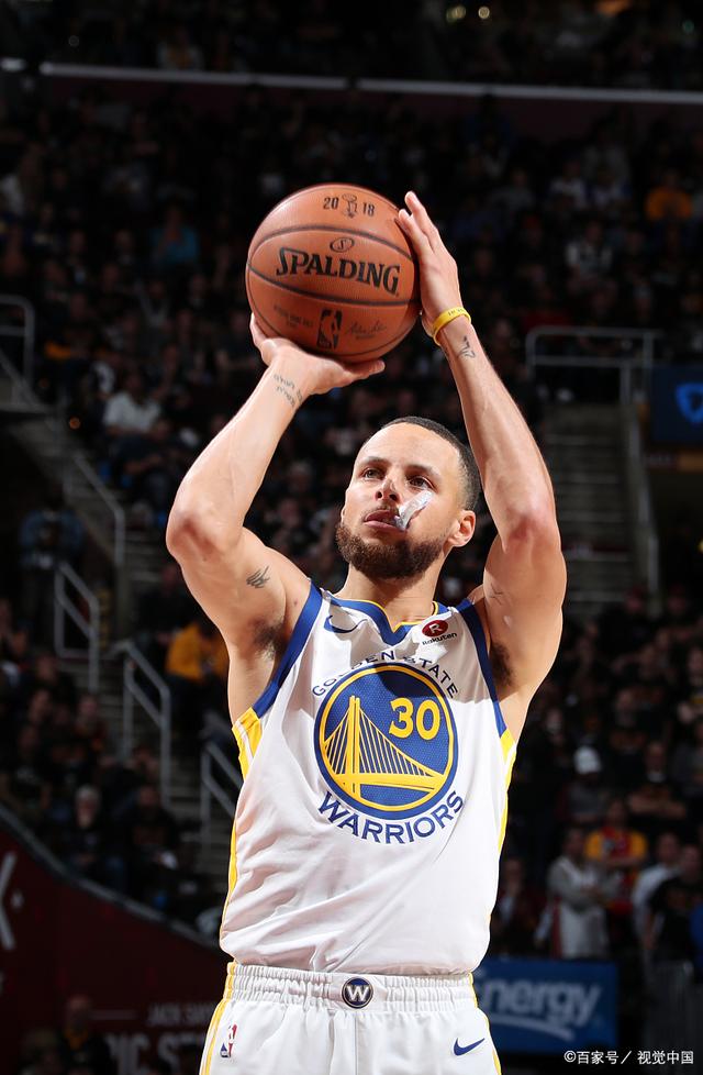 奥尔莫肩伤缺阵一个月，巴萨迎赛季关键考验