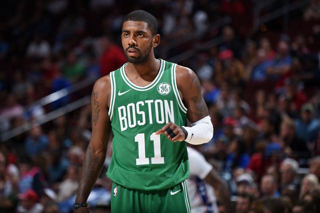 万幸！男子踢球时心脏骤停，球友紧急救助