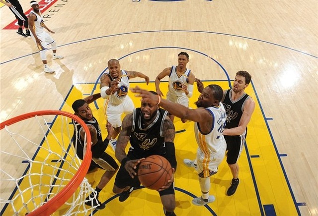 刚刚！詹姆斯的左脚啊！湖人输西部第二，东契奇38分三双