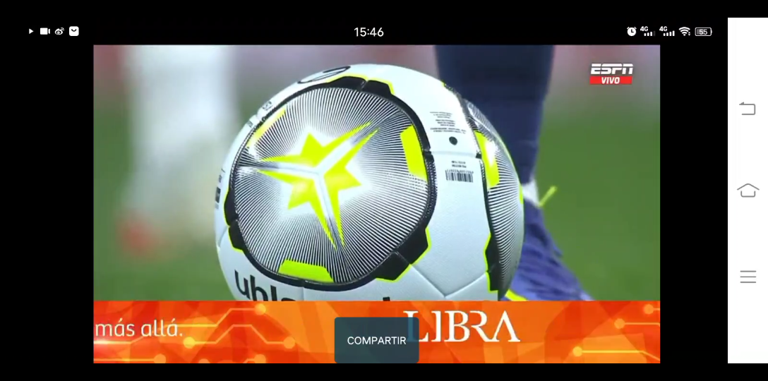 巴特勒坐在替补席为助理教练画战术